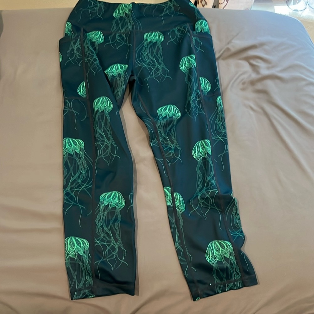 CVG capri length leggings jellyfish